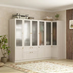 Armoire moderne à portes vitrées : solution de rangement.