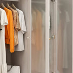 Armoire moderne à portes vitrées : solution de rangement.