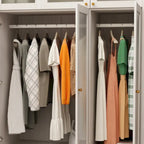 Armoire moderne à portes vitrées : solution de rangement.