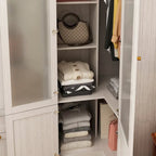 Armoire moderne à portes vitrées : solution de rangement.