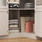 Armoire moderne à portes vitrées : solution de rangement.