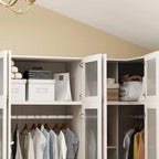 Armoire moderne à portes vitrées : solution de rangement.