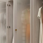 Armoire moderne à portes vitrées : solution de rangement.
