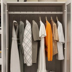 Armoire moderne à portes vitrées : solution de rangement.