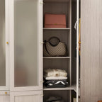 Armoire moderne à portes vitrées : solution de rangement.
