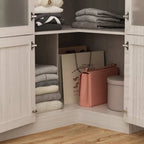 Armoire moderne à portes vitrées : solution de rangement.